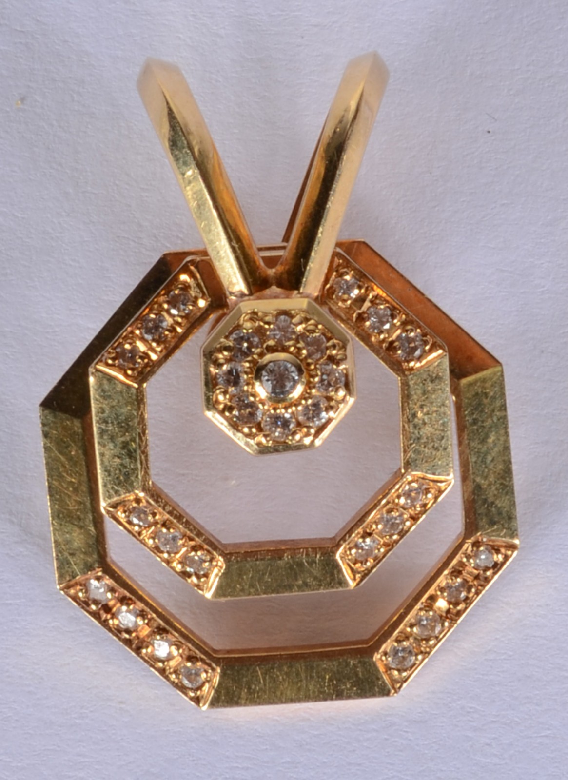 Pendente de ouro 18 k., contraste 750 mls cravejado com 36... - foto 1 de 4