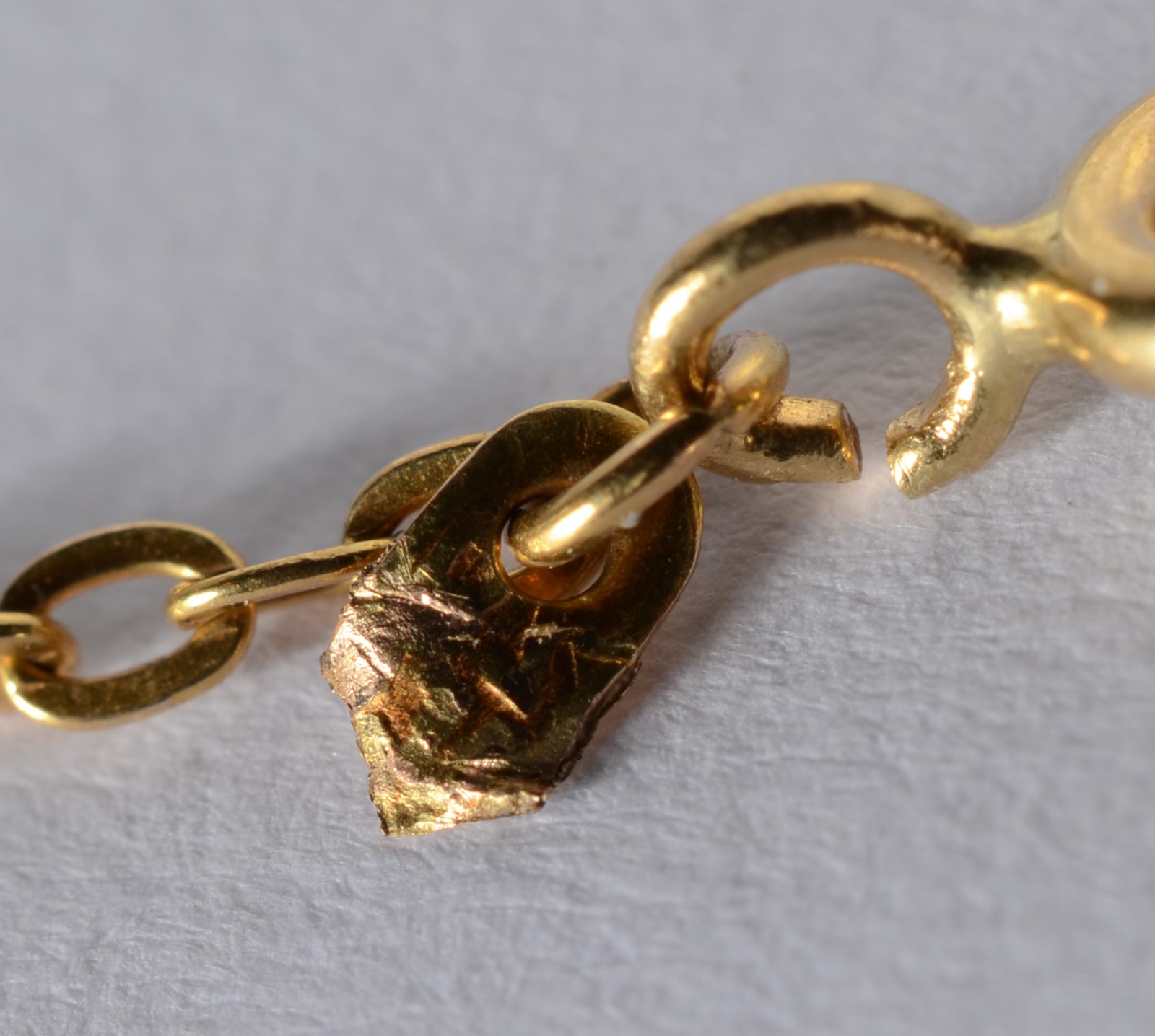 Gargatilha de ouro 18k. (Por motivos de segurança a peça não se... - foto 4 de 5