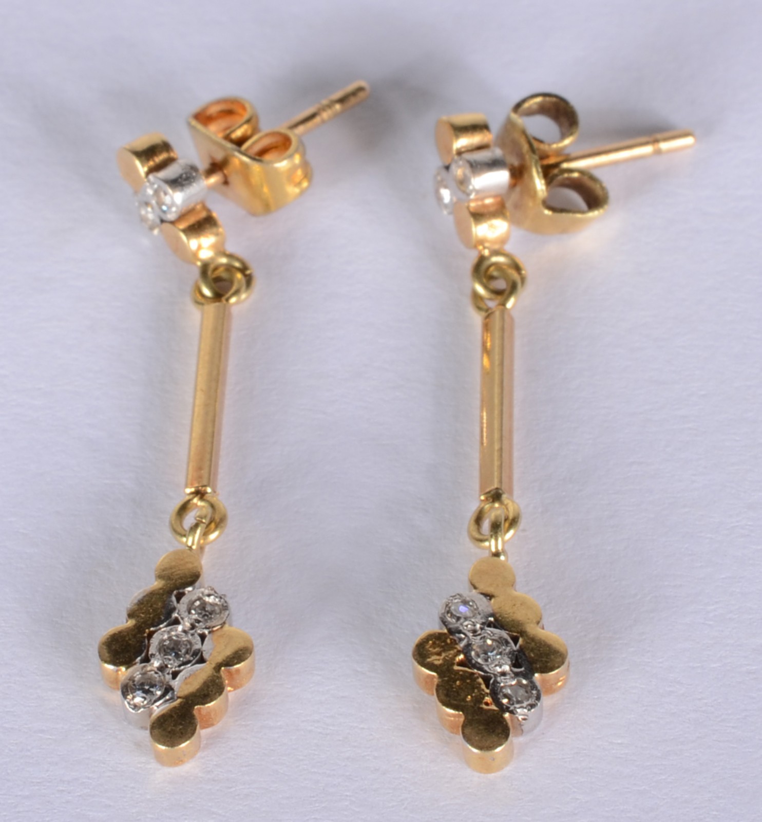 Par de brincos de ouro 18 k., contraste 750 mls com brilhantes. (Por... - foto 3 de 6