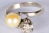 Anel de ouro branco "Romeu e Julieta" com um br... - Anel de ouro branco "Romeu e Julieta" com um brilhante de 0,20 ct. Aro 13. (Por motivos de segurança a peça não se encontra na loja).