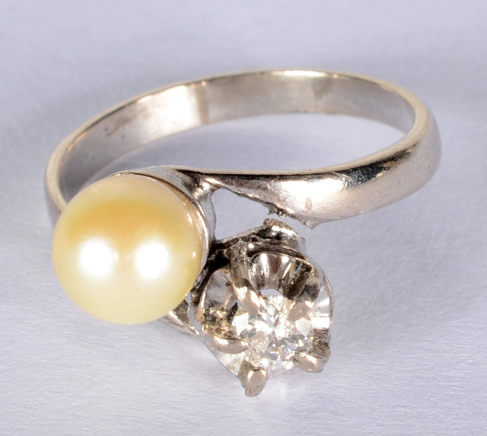 Anel de ouro branco "Romeu e Julieta" com um brilhante de 0,20 ct... - foto 2 de 5