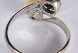 Anel de ouro branco "Romeu e Julieta" com um br... - Anel de ouro branco "Romeu e Julieta" com um brilhante de 0,20 ct. Aro 13. (Por motivos de segurança a peça não se encontra na loja).