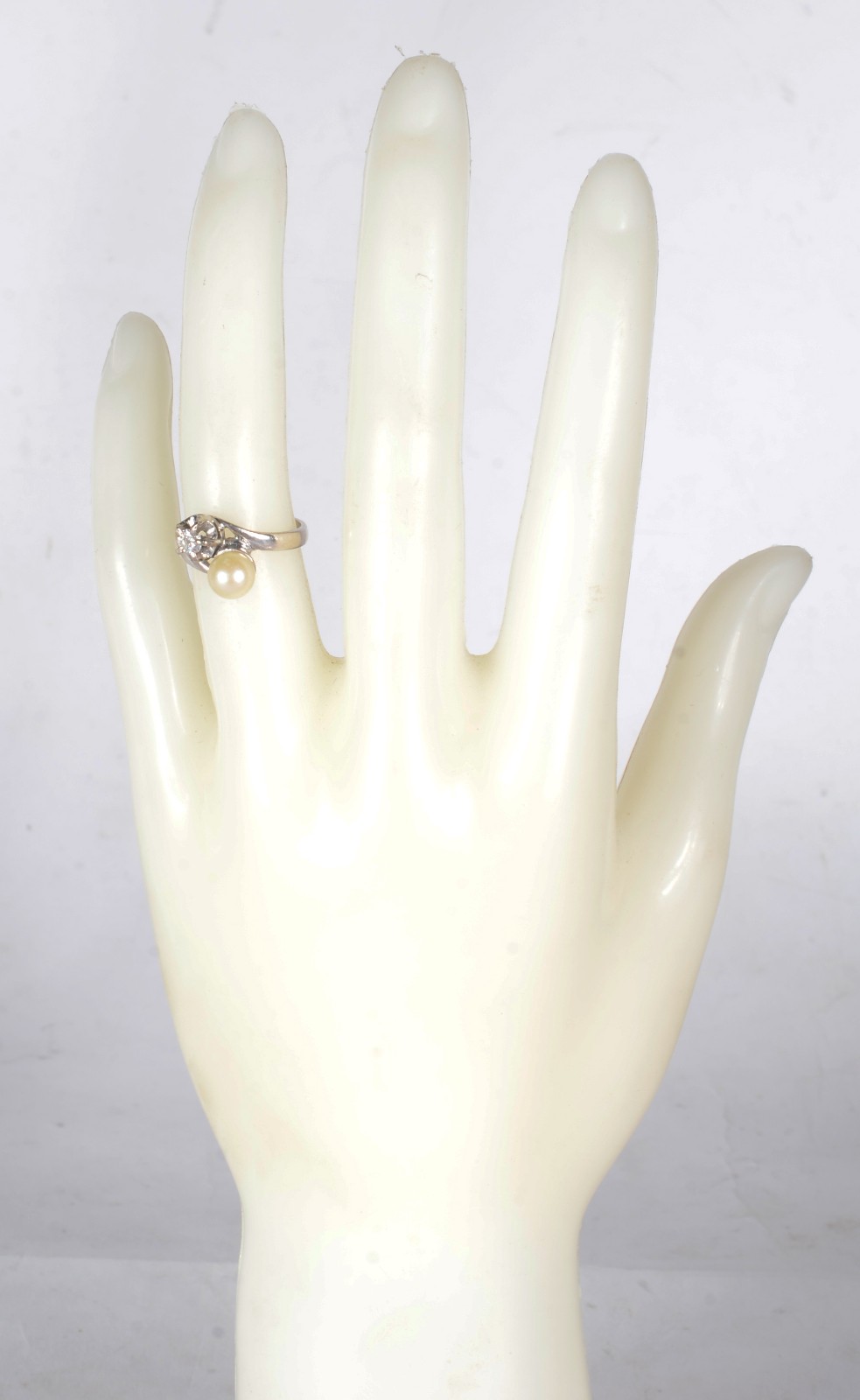 Anel de ouro branco "Romeu e Julieta" com um brilhante de 0,20 ct... - foto 4 de 5