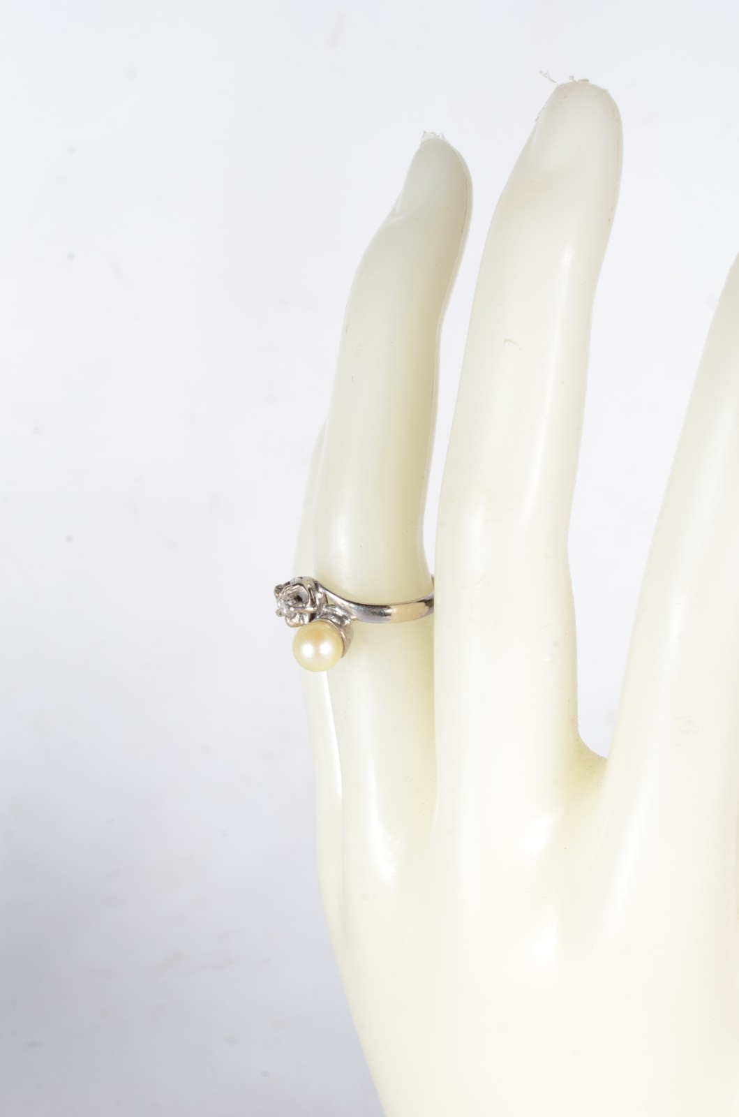Anel de ouro branco "Romeu e Julieta" com um brilhante de 0,20 ct... - foto 5 de 5