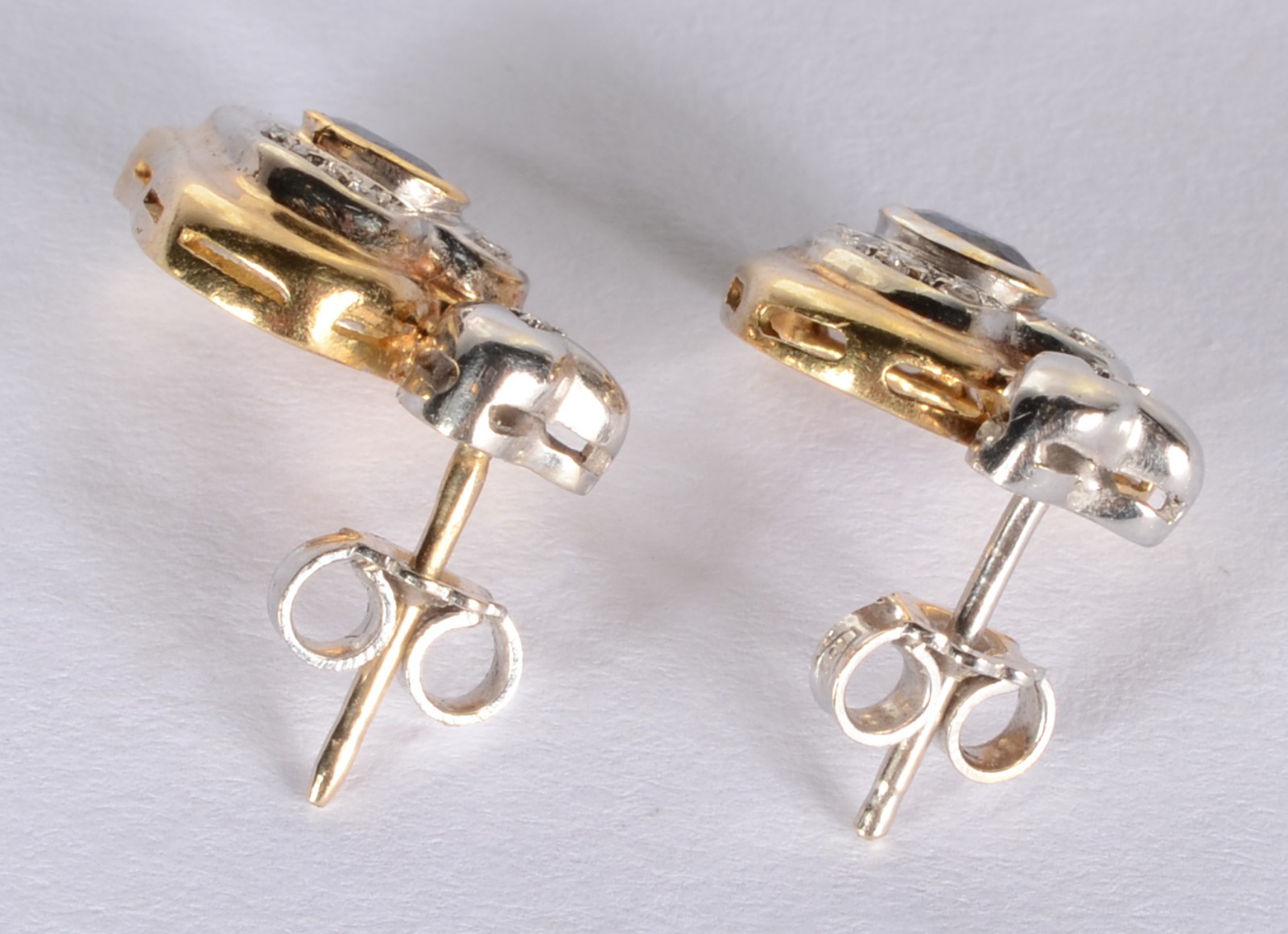 Par de brincos de ouro branco e ouro 18 k., contraste 750 mls, feitio... - foto 3 de 6