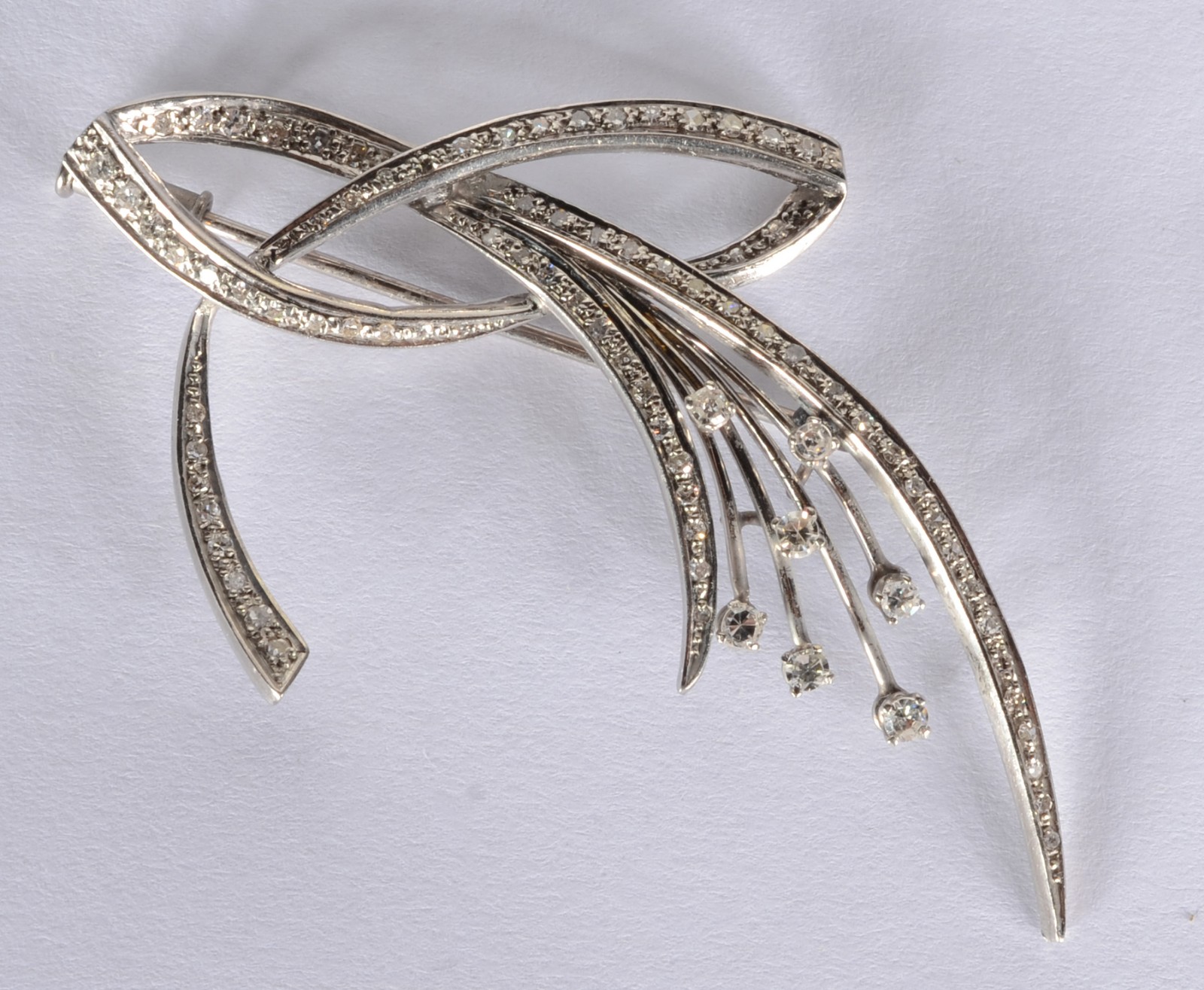 Broche de ouro branco cravejado com aproximadamente 70 brilhantes... - foto 1 de 5