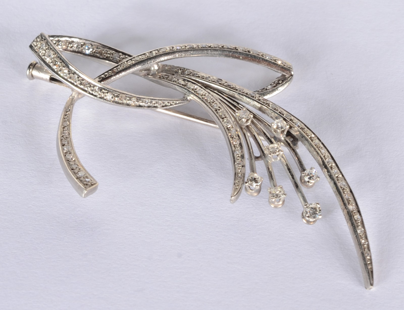 Broche de ouro branco cravejado com aproximadamente 70 brilhantes... - foto 2 de 5