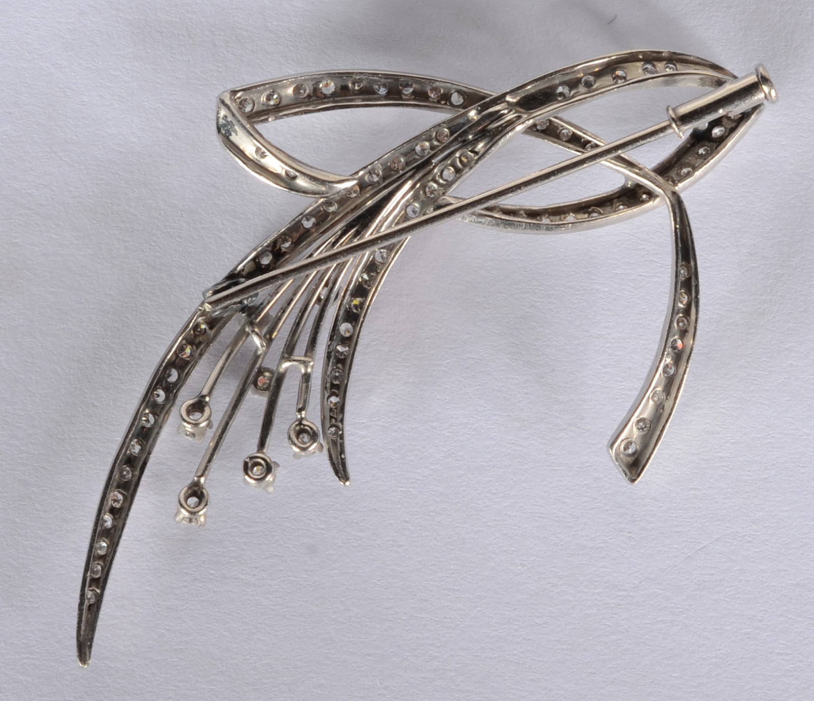 Broche de ouro branco cravejado com aproximadamente 70 brilhantes... - foto 3 de 5