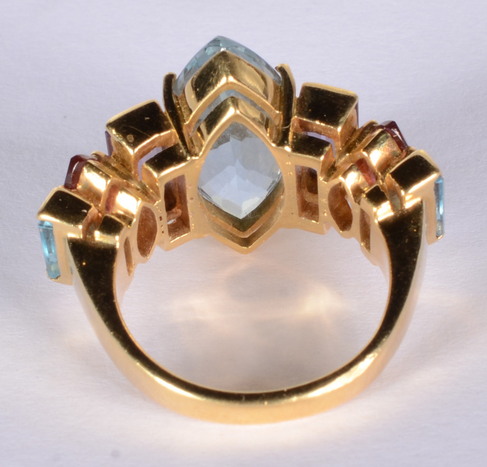 Anel de ouro 18 k., cravejado com pedras coloridas navetes e baguete... - foto 3 de 5