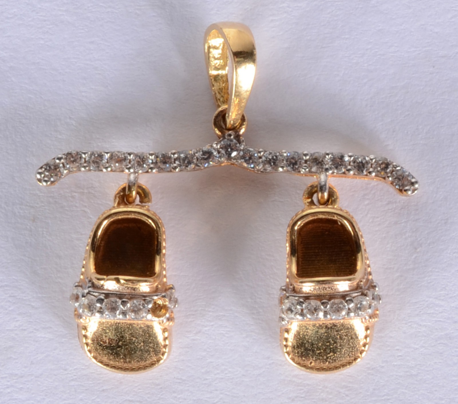 Pendente feitio chinelo de ouro 18k., contraste 750 mls com mini... - foto 1 de 5