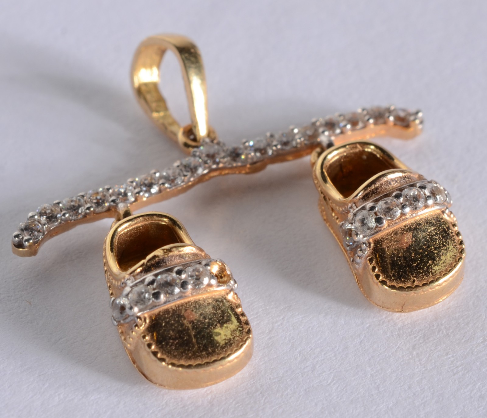 Pendente feitio chinelo de ouro 18k., contraste 750 mls com mini... - foto 2 de 5