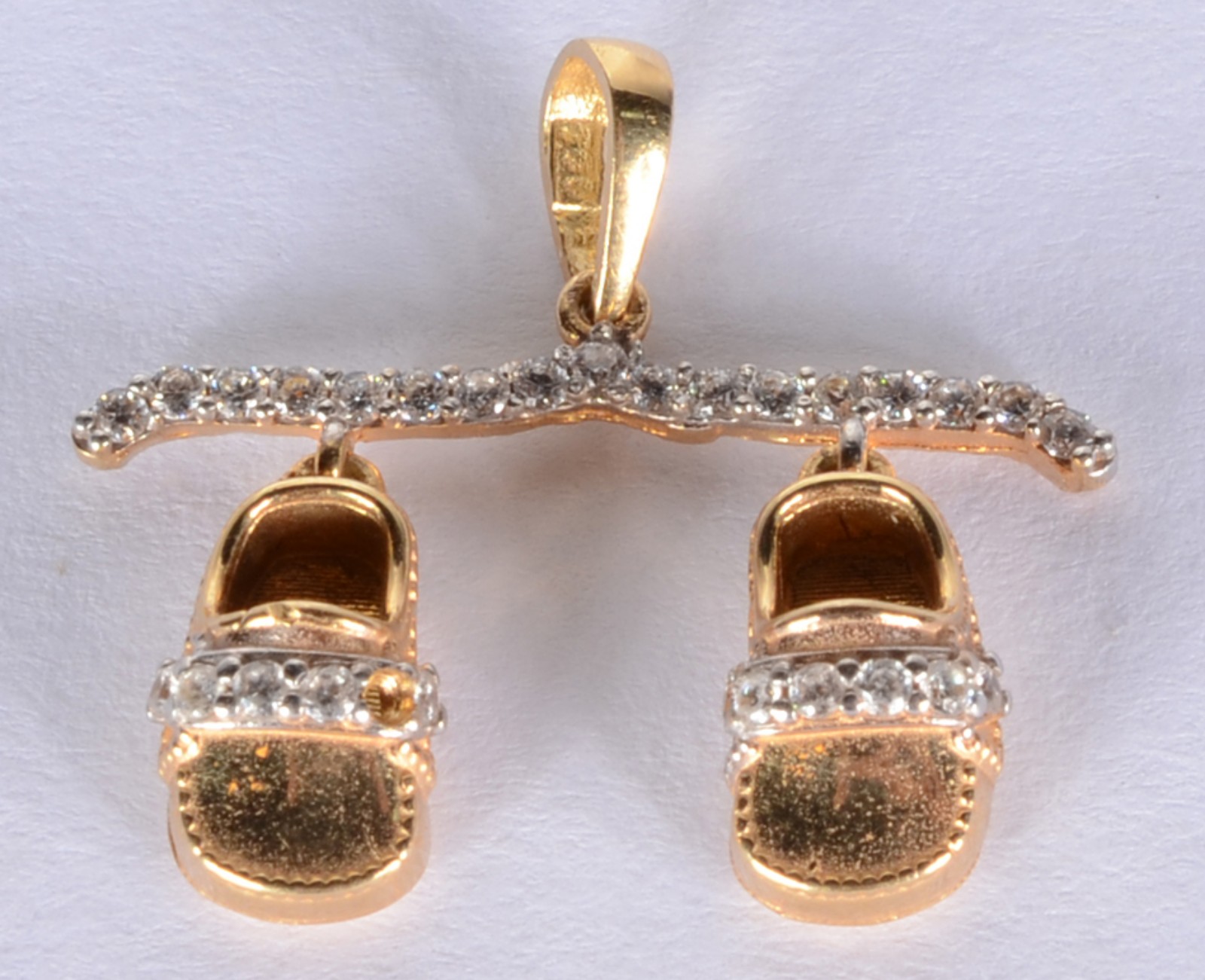 Pendente feitio chinelo de ouro 18k., contraste 750 mls com mini... - foto 3 de 5