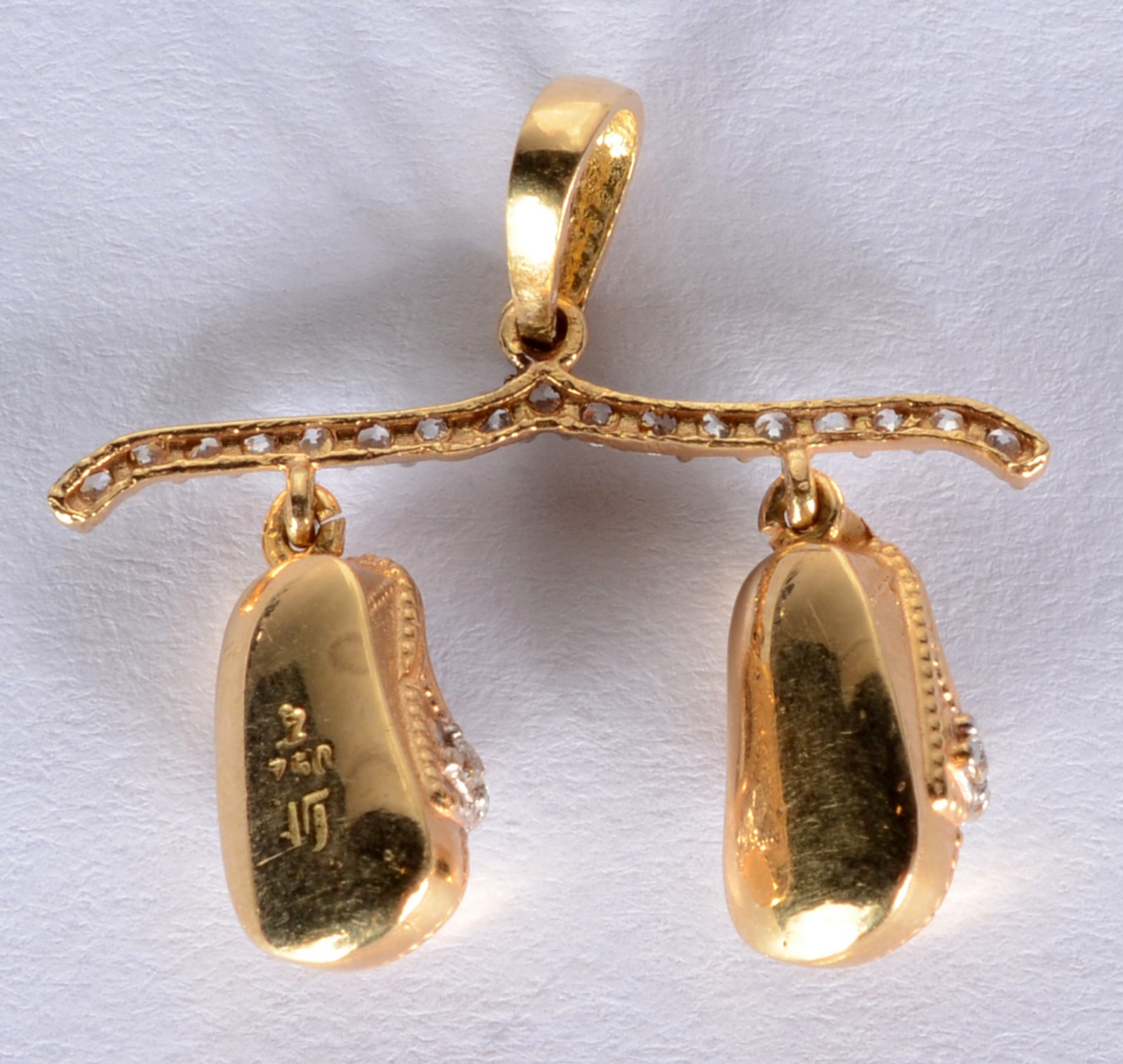 Pendente feitio chinelo de ouro 18k., contraste 750 mls com mini... - foto 4 de 5