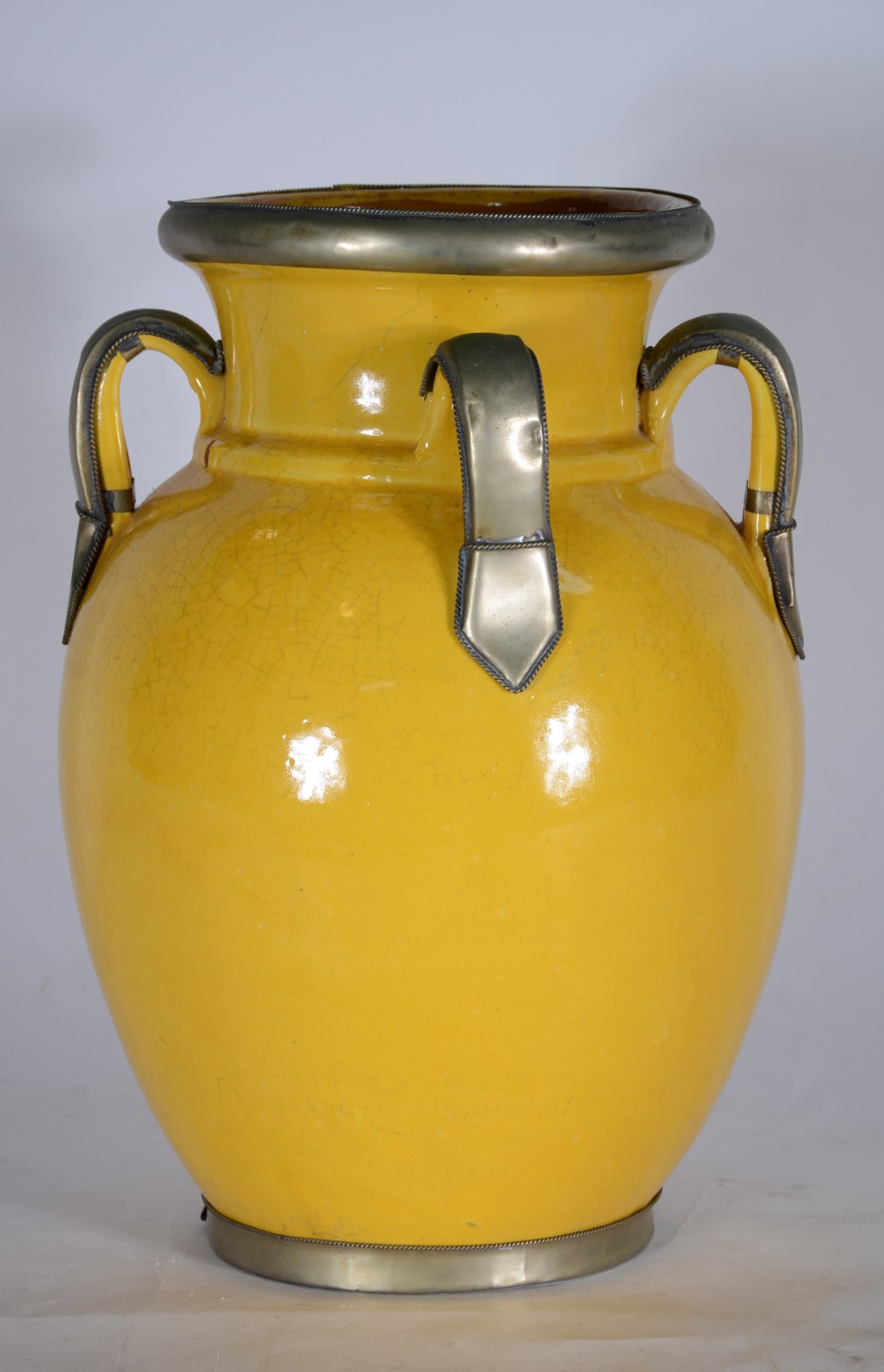 Grande vaso decorativo de cerâmica amarela com detalhes em metal... - foto 1 de 5
