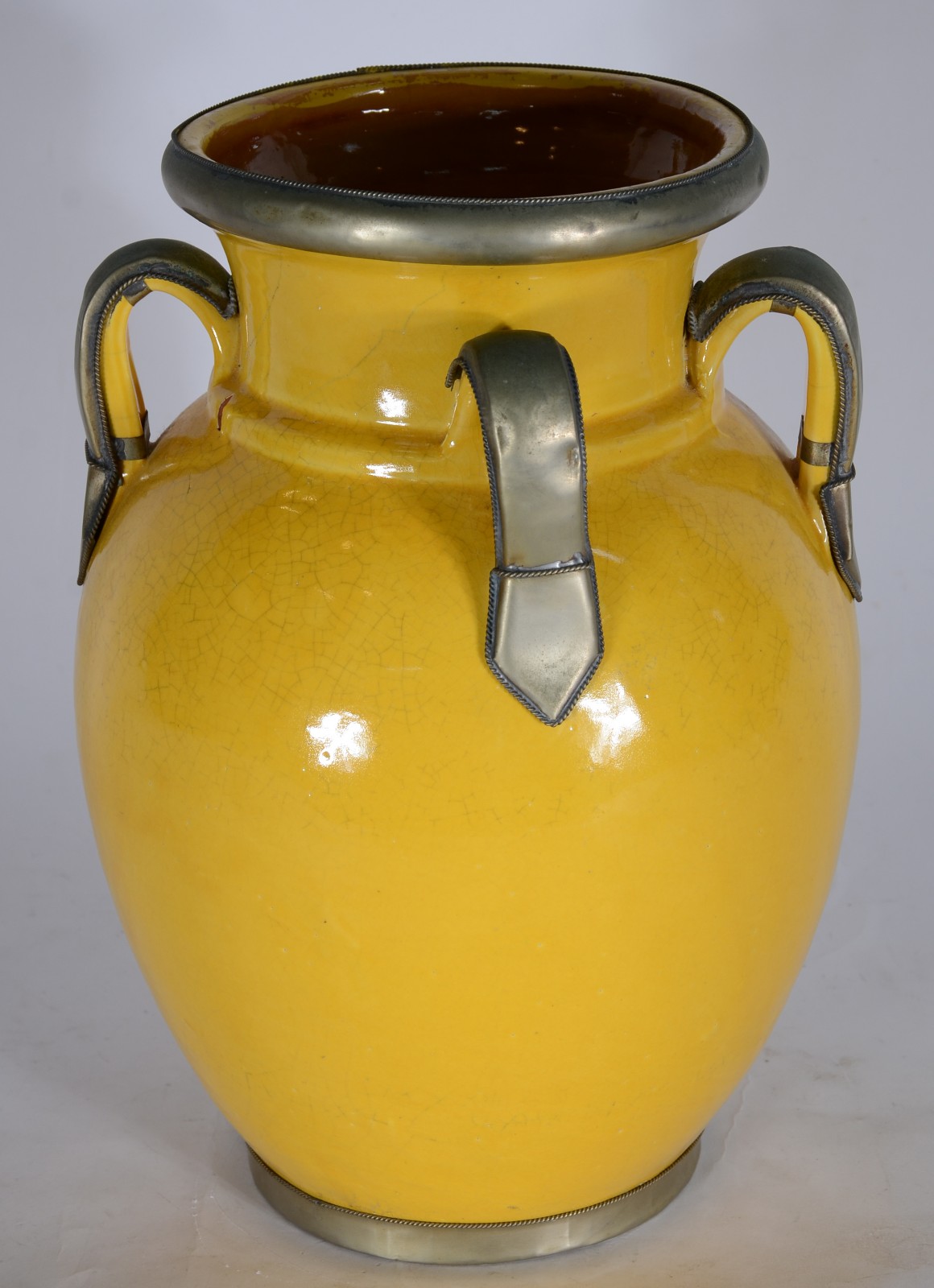 Grande vaso decorativo de cerâmica amarela com detalhes em metal... - foto 2 de 5