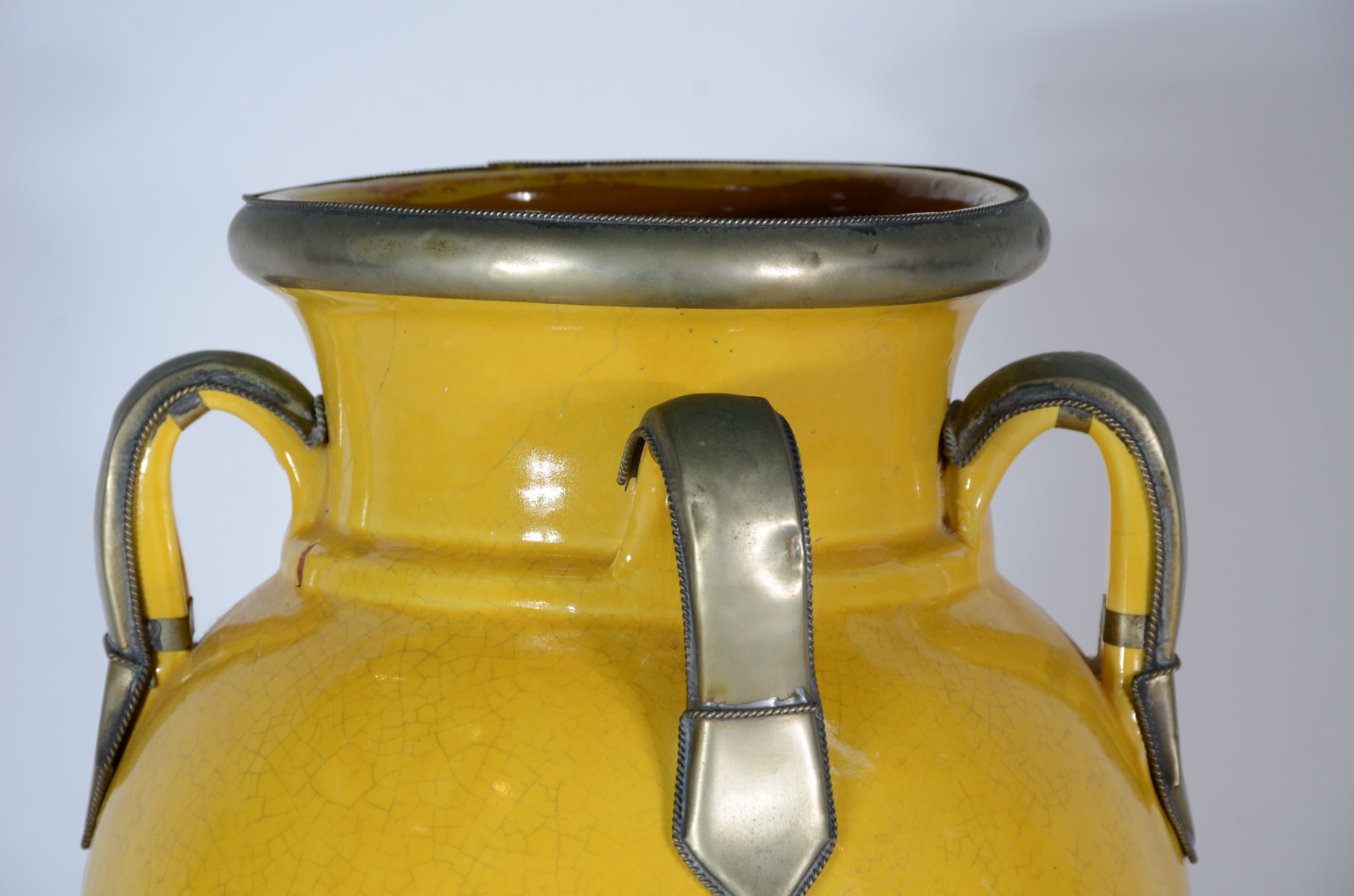 Grande vaso decorativo de cerâmica amarela com detalhes em metal... - foto 4 de 5