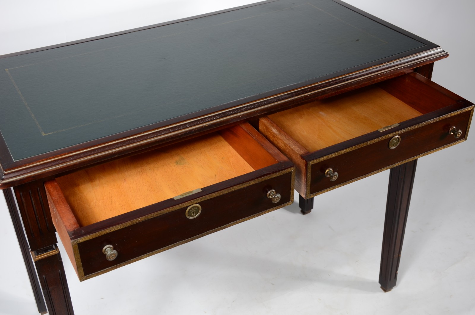 Mesa para escritório de madeira nobre, tampo retangular forrado em... - foto 4 de 10