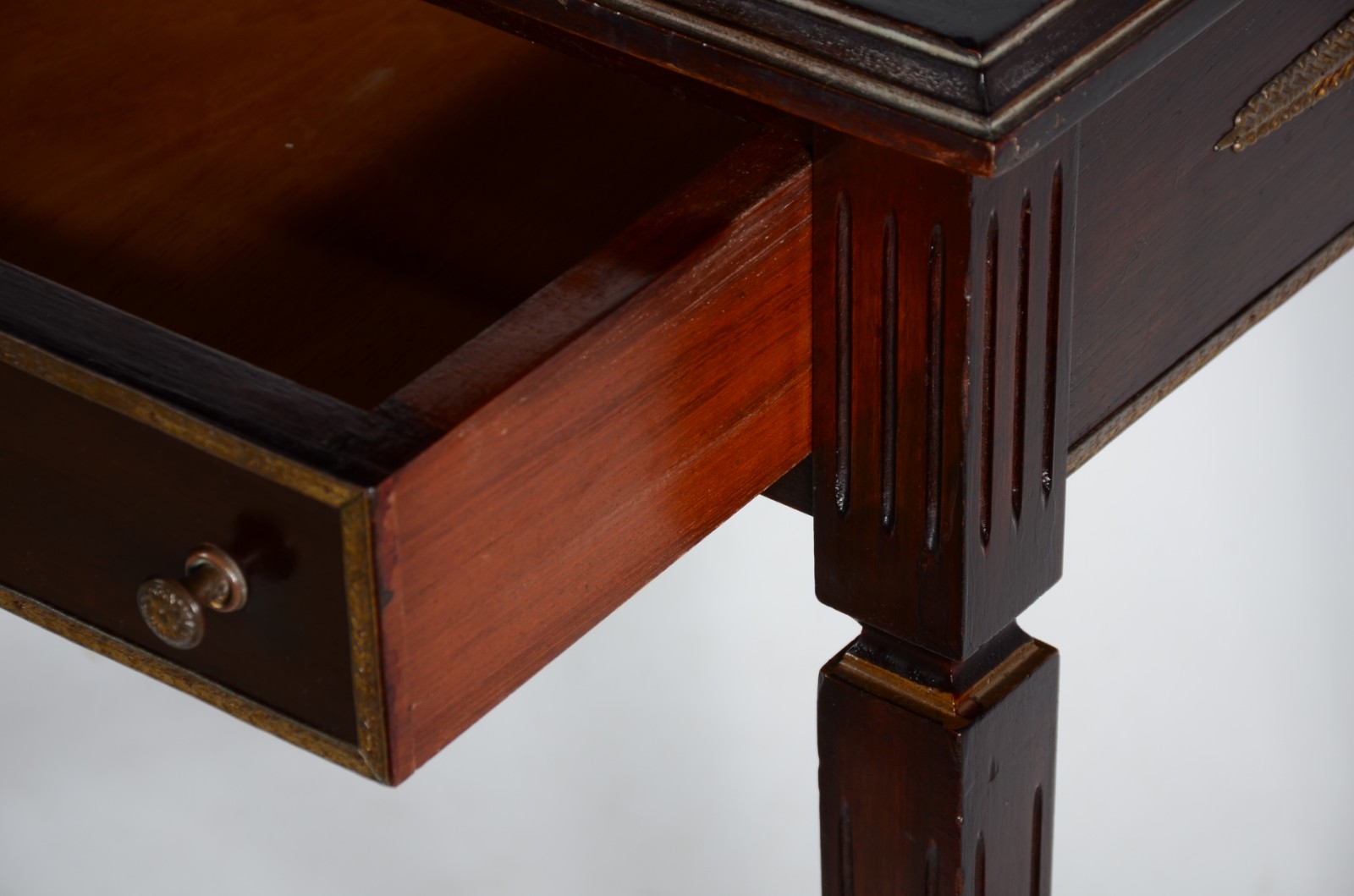 Mesa para escritório de madeira nobre, tampo retangular forrado em... - foto 5 de 10
