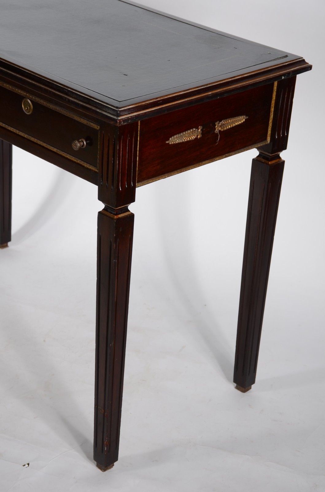 Mesa para escritório de madeira nobre, tampo retangular forrado em... - foto 6 de 10