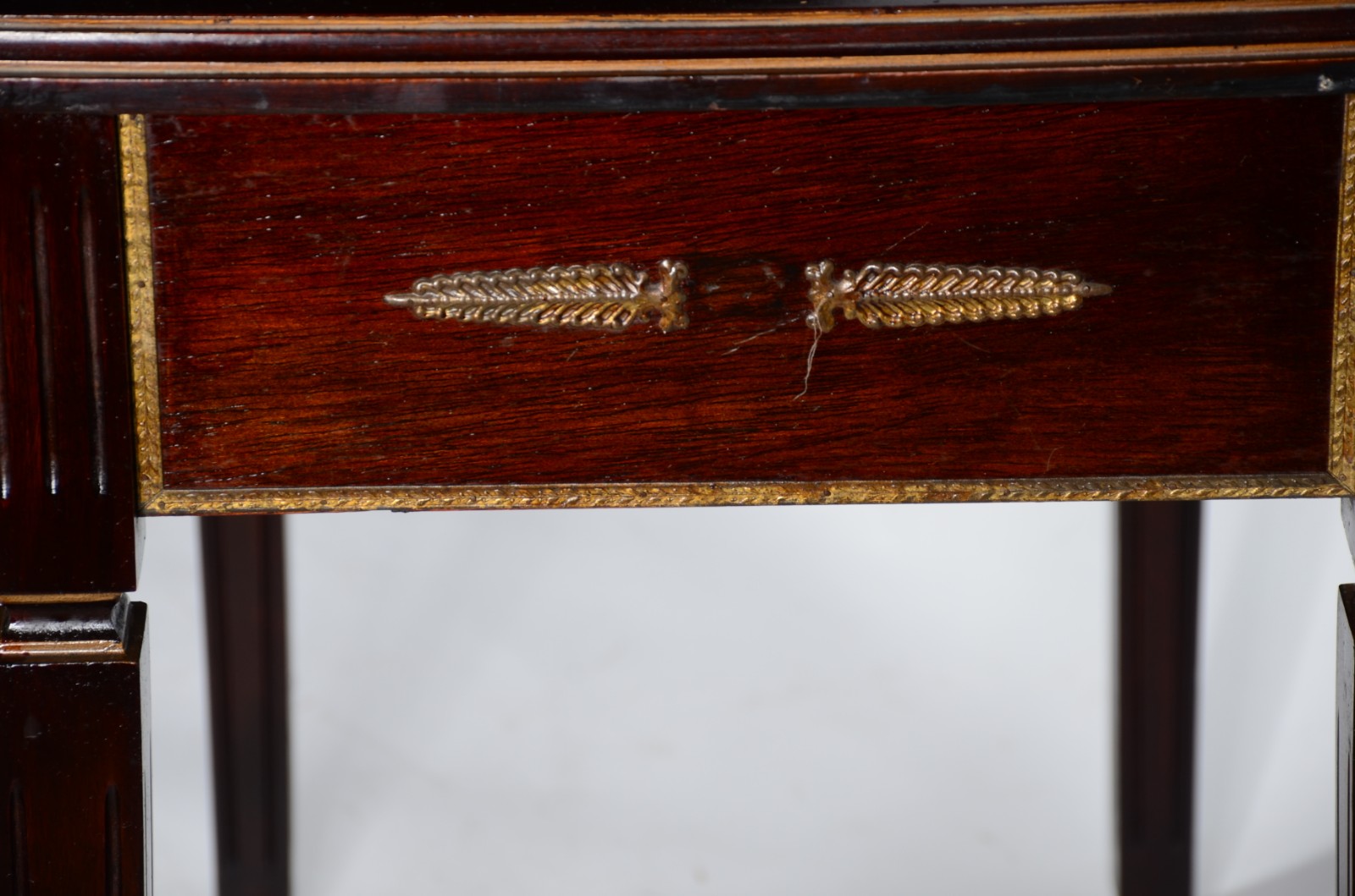 Mesa para escritório de madeira nobre, tampo retangular forrado em... - foto 8 de 10