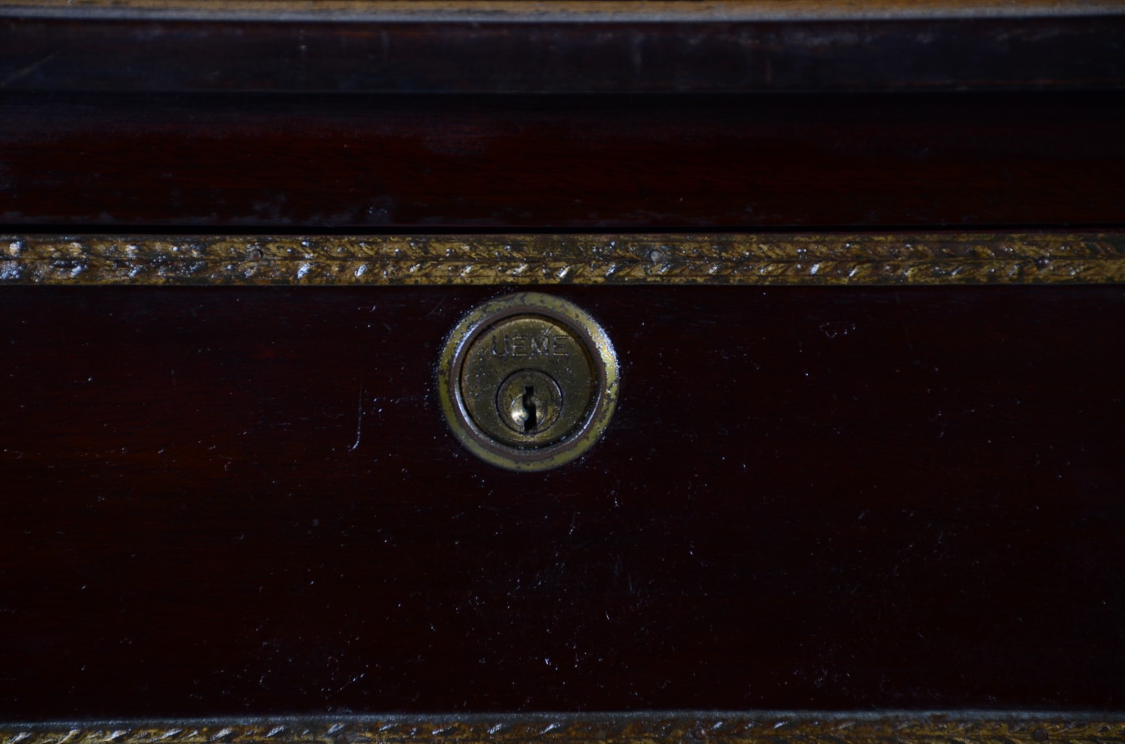 Mesa para escritório de madeira nobre, tampo retangular forrado em... - foto 9 de 10