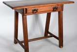 Mesa de madeira nobre com uma gaveta. Estilo co... - Mesa de madeira nobre com uma gaveta. Estilo colonial brasileiro. Um dos pés com desgastes. Partes já tiveram infestação de cupim.