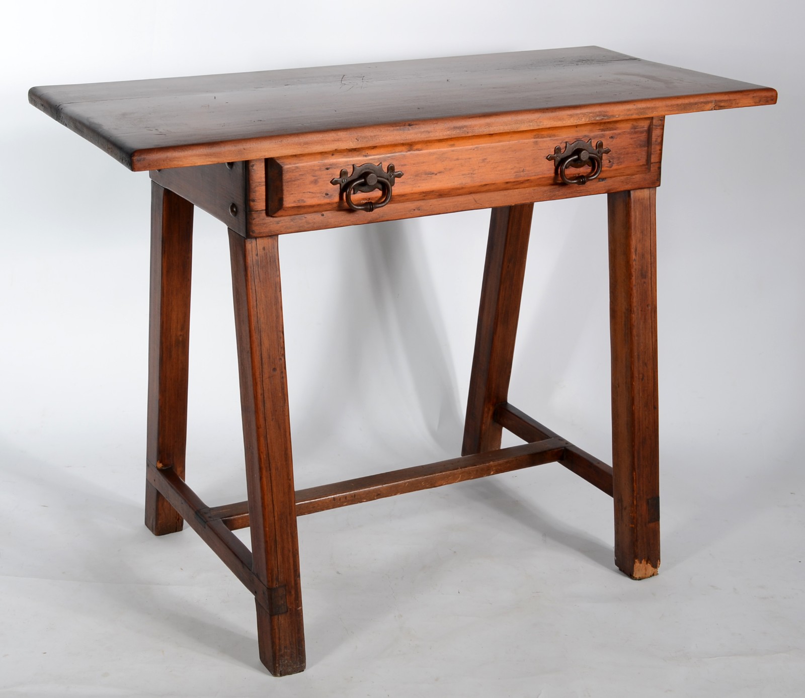 Mesa de madeira nobre com uma gaveta. Estilo colonial brasileiro. Um... - foto 1 de 9