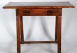 Mesa de madeira nobre com uma gaveta. Estilo co... - Mesa de madeira nobre com uma gaveta. Estilo colonial brasileiro. Um dos pés com desgastes. Partes já tiveram infestação de cupim.