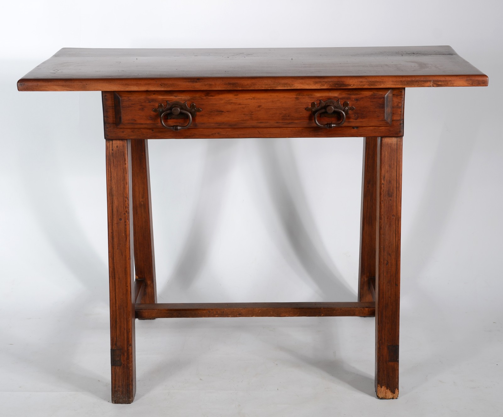 Mesa de madeira nobre com uma gaveta. Estilo colonial brasileiro. Um... - foto 2 de 9