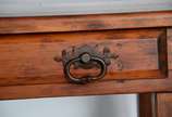 Mesa de madeira nobre com uma gaveta. Estilo co... - Mesa de madeira nobre com uma gaveta. Estilo colonial brasileiro. Um dos pés com desgastes. Partes já tiveram infestação de cupim.