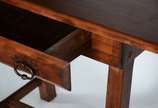 Mesa de madeira nobre com uma gaveta. Estilo co... - Mesa de madeira nobre com uma gaveta. Estilo colonial brasileiro. Um dos pés com desgastes. Partes já tiveram infestação de cupim.