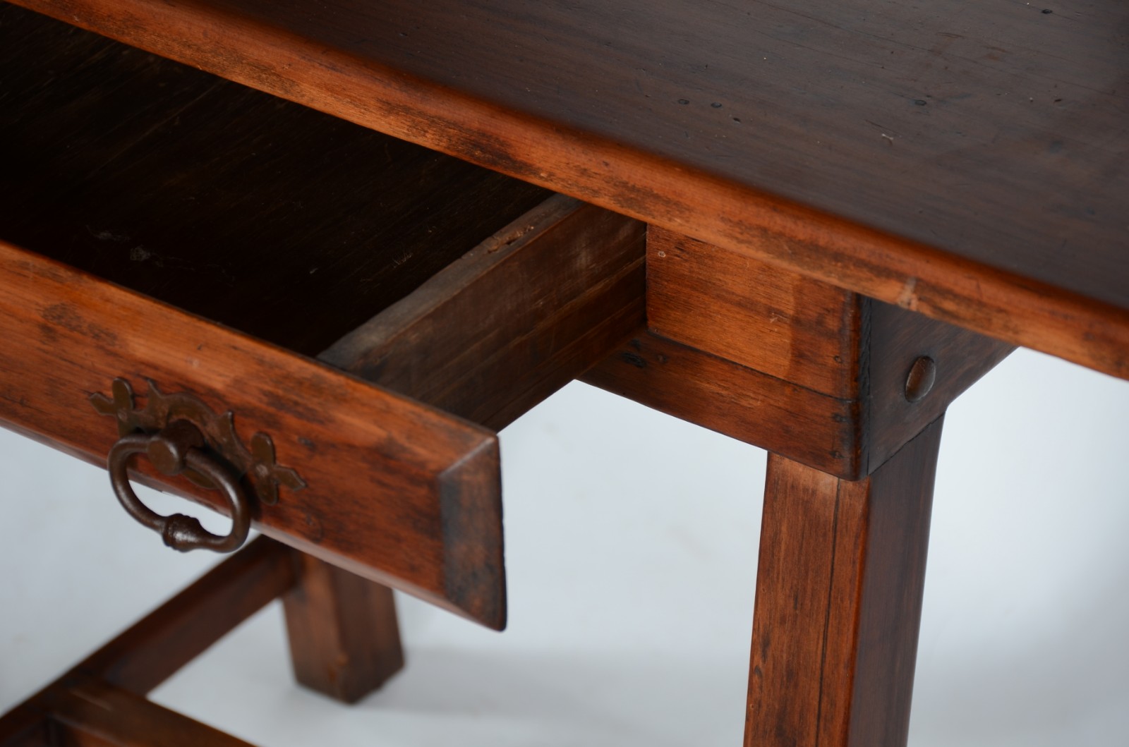 Mesa de madeira nobre com uma gaveta. Estilo colonial brasileiro. Um... - foto 4 de 9