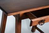 Mesa de madeira nobre com uma gaveta. Estilo co... - Mesa de madeira nobre com uma gaveta. Estilo colonial brasileiro. Um dos pés com desgastes. Partes já tiveram infestação de cupim.