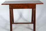 Mesa de madeira nobre com uma gaveta. Estilo co... - Mesa de madeira nobre com uma gaveta. Estilo colonial brasileiro. Um dos pés com desgastes. Partes já tiveram infestação de cupim.