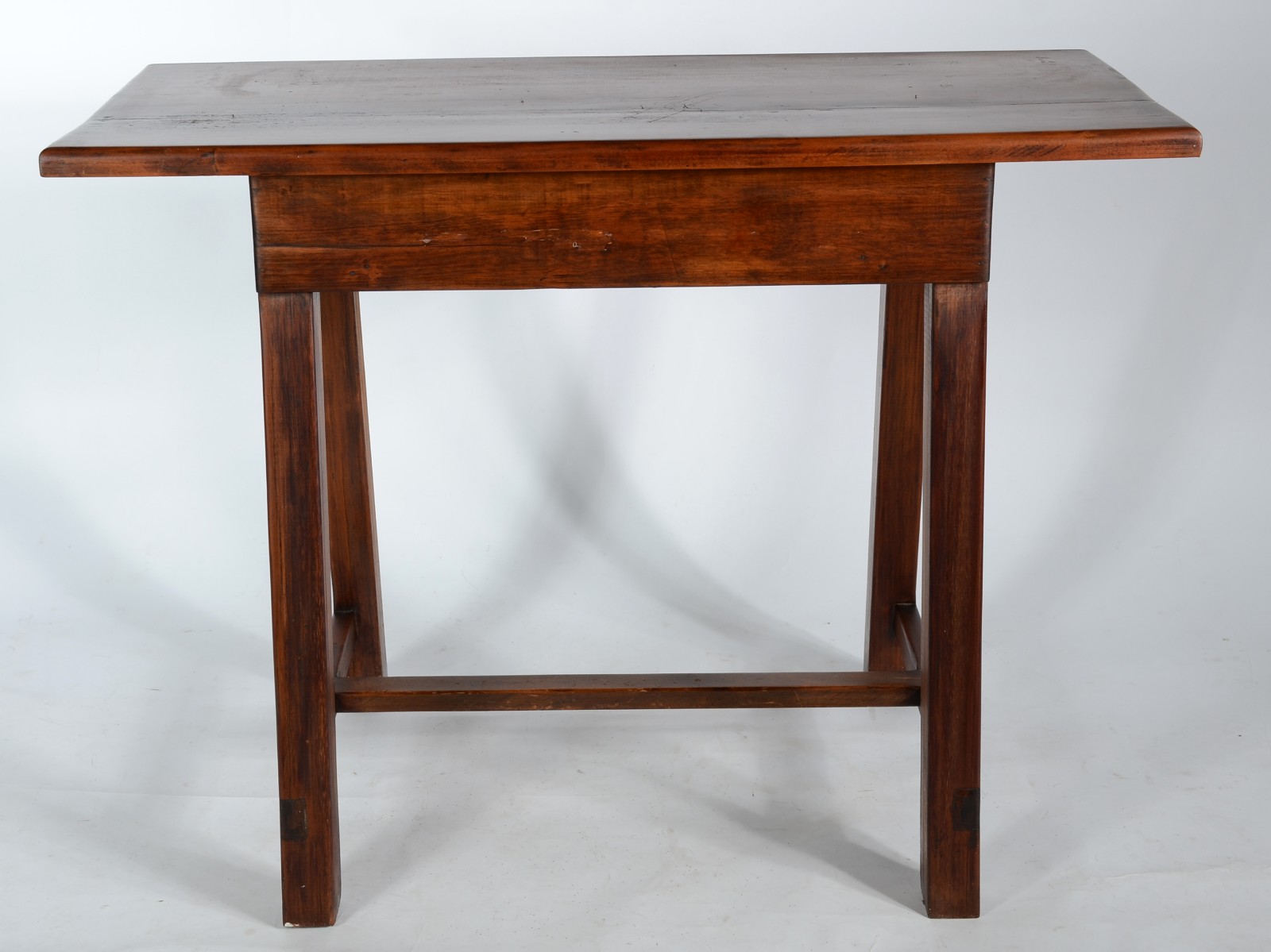 Mesa de madeira nobre com uma gaveta. Estilo colonial brasileiro. Um... - foto 7 de 9