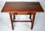 Mesa de madeira nobre com uma gaveta. Estilo co... - Mesa de madeira nobre com uma gaveta. Estilo colonial brasileiro. Um dos pés com desgastes. Partes já tiveram infestação de cupim.