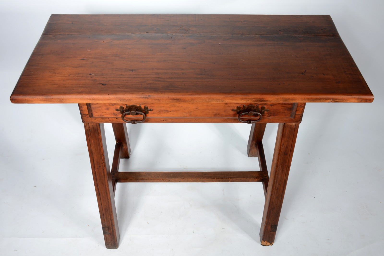 Mesa de madeira nobre com uma gaveta. Estilo colonial brasileiro. Um... - foto 9 de 9