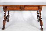 Mesa de madeira nobre para escrita, duas gaveta... - Mesa de madeira nobre para escrita, duas gavetas, puxadores de metal, pernas torneadas. Acompanha cadeira com assento estofado e detalhes tornea...