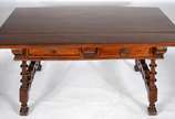 Mesa de madeira nobre para escrita, duas gaveta... - Mesa de madeira nobre para escrita, duas gavetas, puxadores de metal, pernas torneadas. Acompanha cadeira com assento estofado e detalhes tornea...