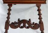 Mesa de madeira nobre para escrita, duas gaveta... - Mesa de madeira nobre para escrita, duas gavetas, puxadores de metal, pernas torneadas. Acompanha cadeira com assento estofado e detalhes tornea...