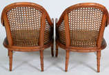 Par de poltronas de madeira simulando "bambu" ,... - Par de poltronas de madeira simulando "bambu" , assentos estofados e encostos de palhinha.