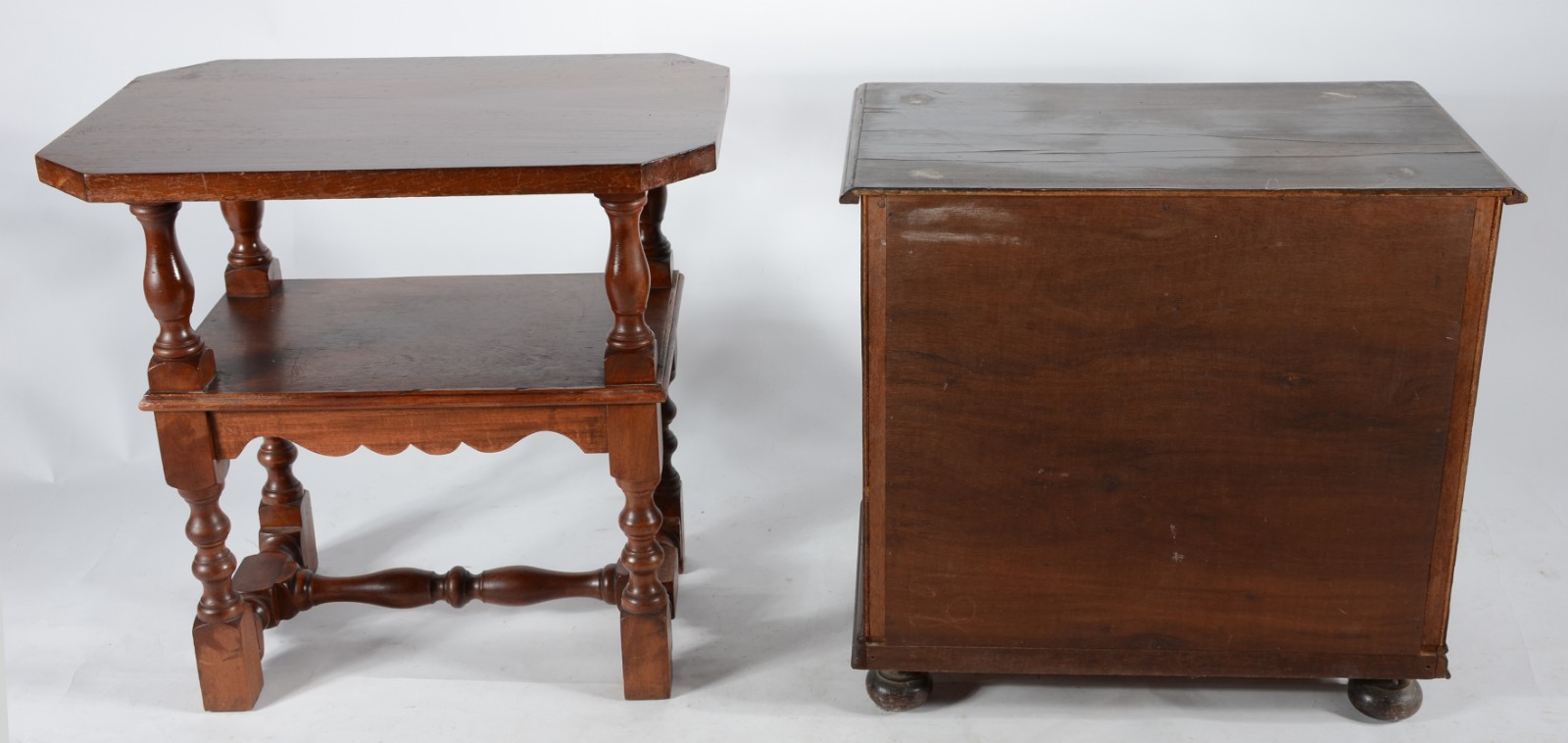 Duas mesas auxiliares de madeira nobre, uma delas com detalhes... - foto 10 de 11