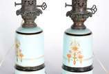 Par de abatjoures de porcelana azul com guirlan... - Par de abatjoures de porcelana azul com guirlandas em policromia e guarnição de metal. Sem cúpulas.