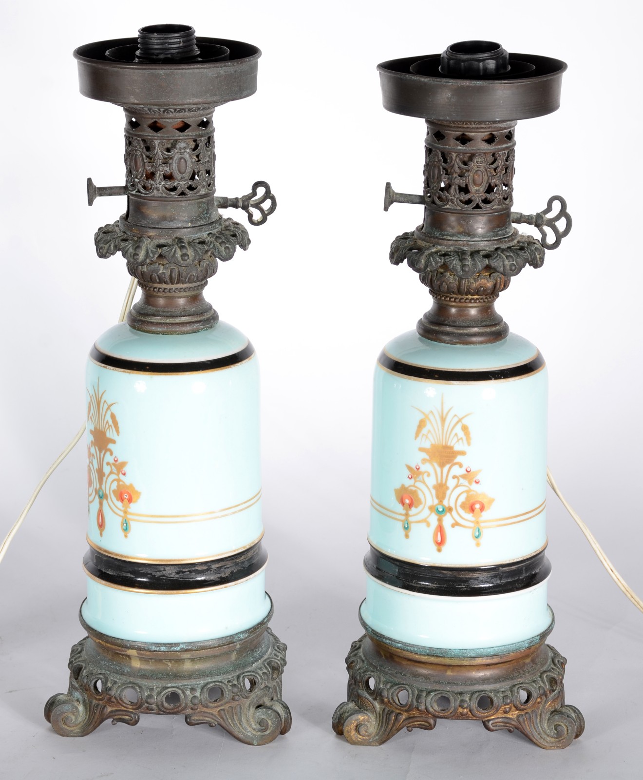 Par de abatjoures de porcelana azul com guirlandas em policromia e... - foto 1 de 6
