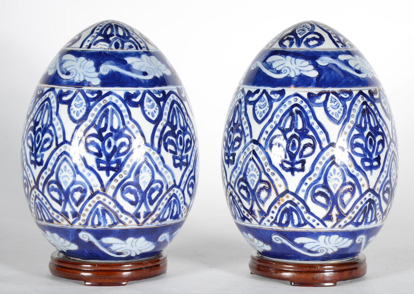 Par de pinhas de porcelana oriental azul e branca, bases de madeira. - foto 1 de 3