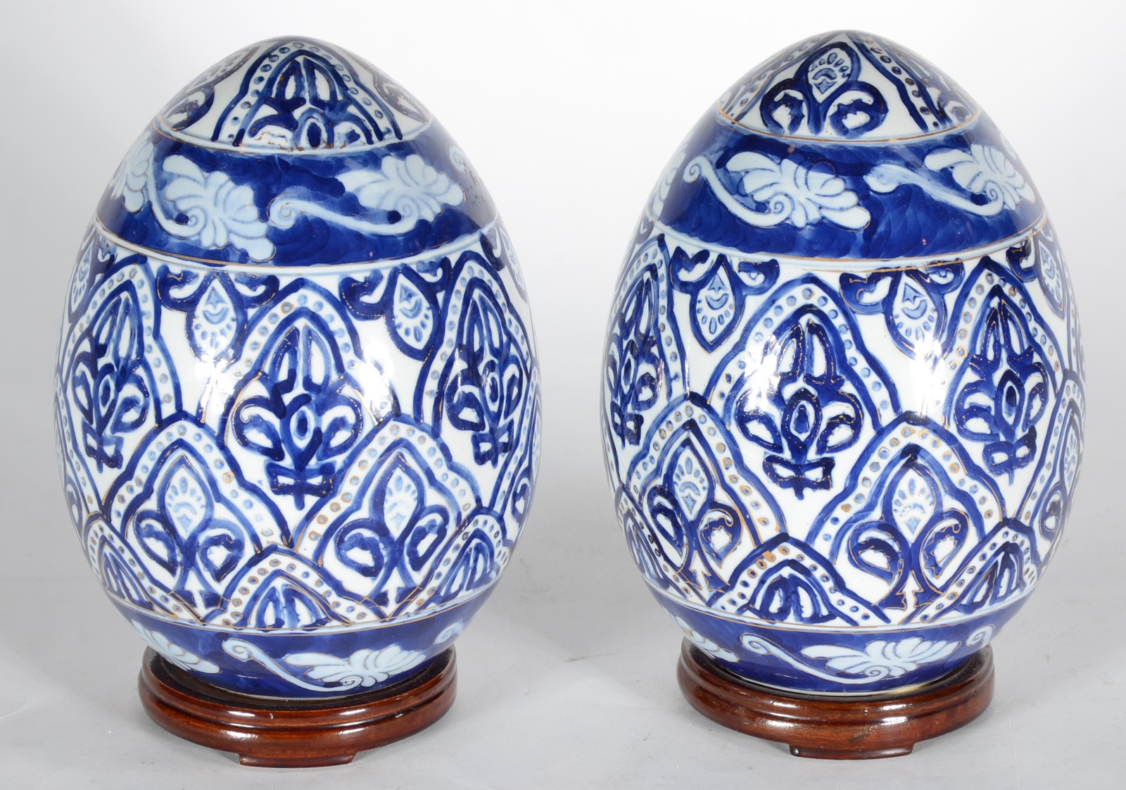 Par de pinhas de porcelana oriental azul e branca, bases de madeira. - foto 2 de 3