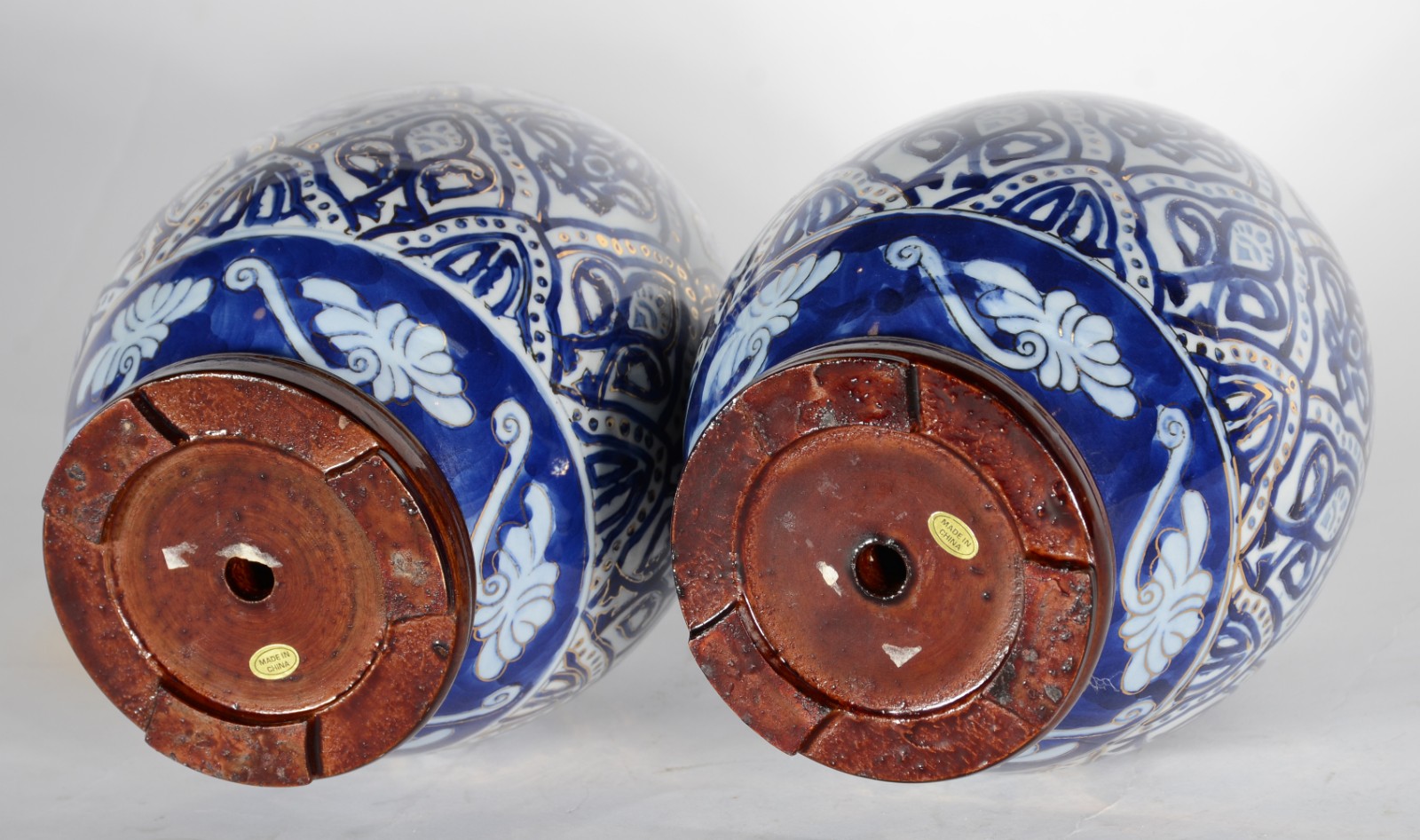 Par de pinhas de porcelana oriental azul e branca, bases de madeira. - foto 3 de 3