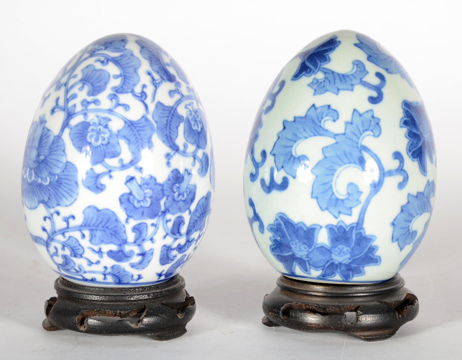 Par de pinhas de porcelana azul e branca, base de madeira. - foto 1 de 5
