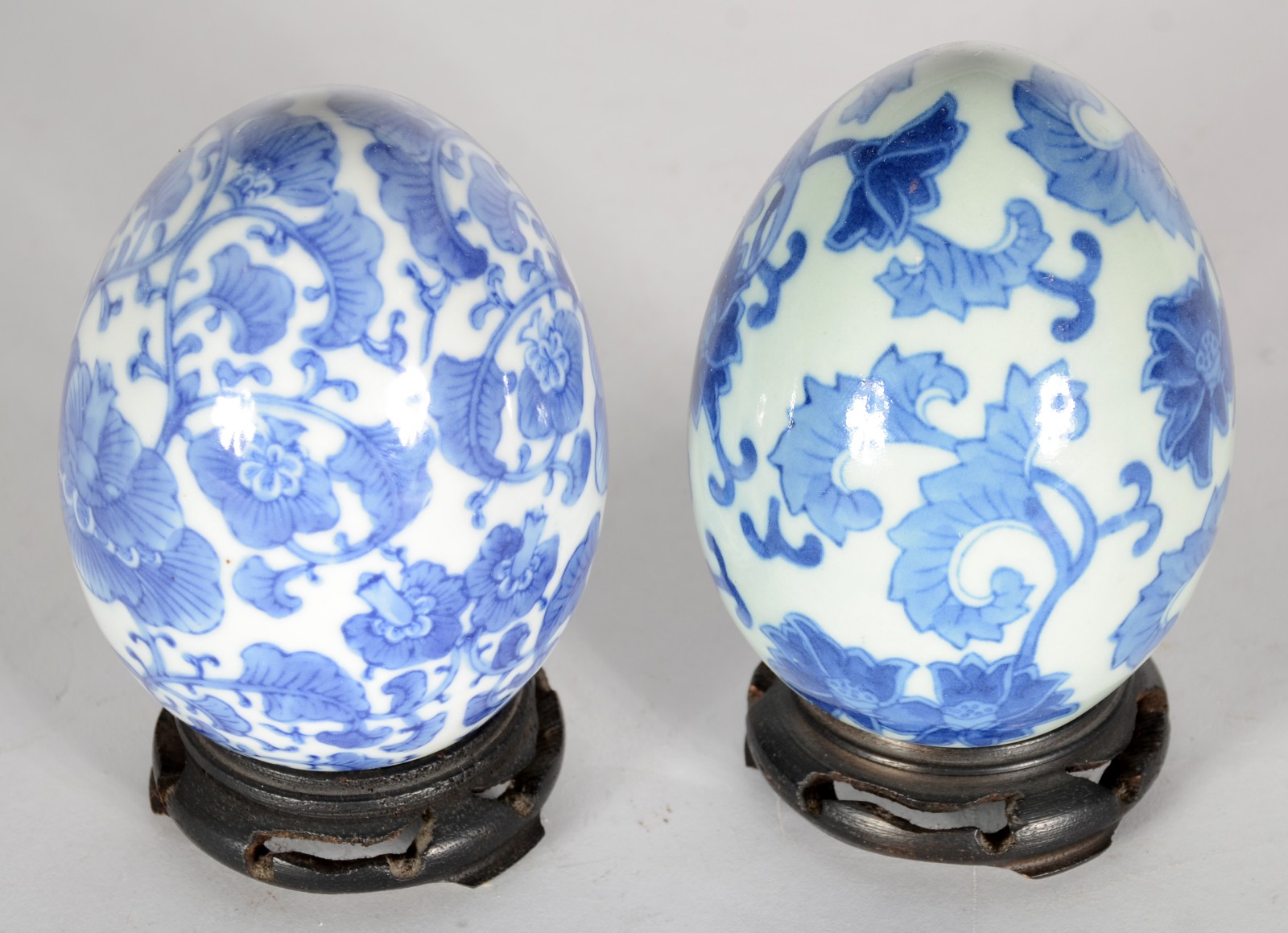 Par de pinhas de porcelana azul e branca, base de madeira. - foto 2 de 5
