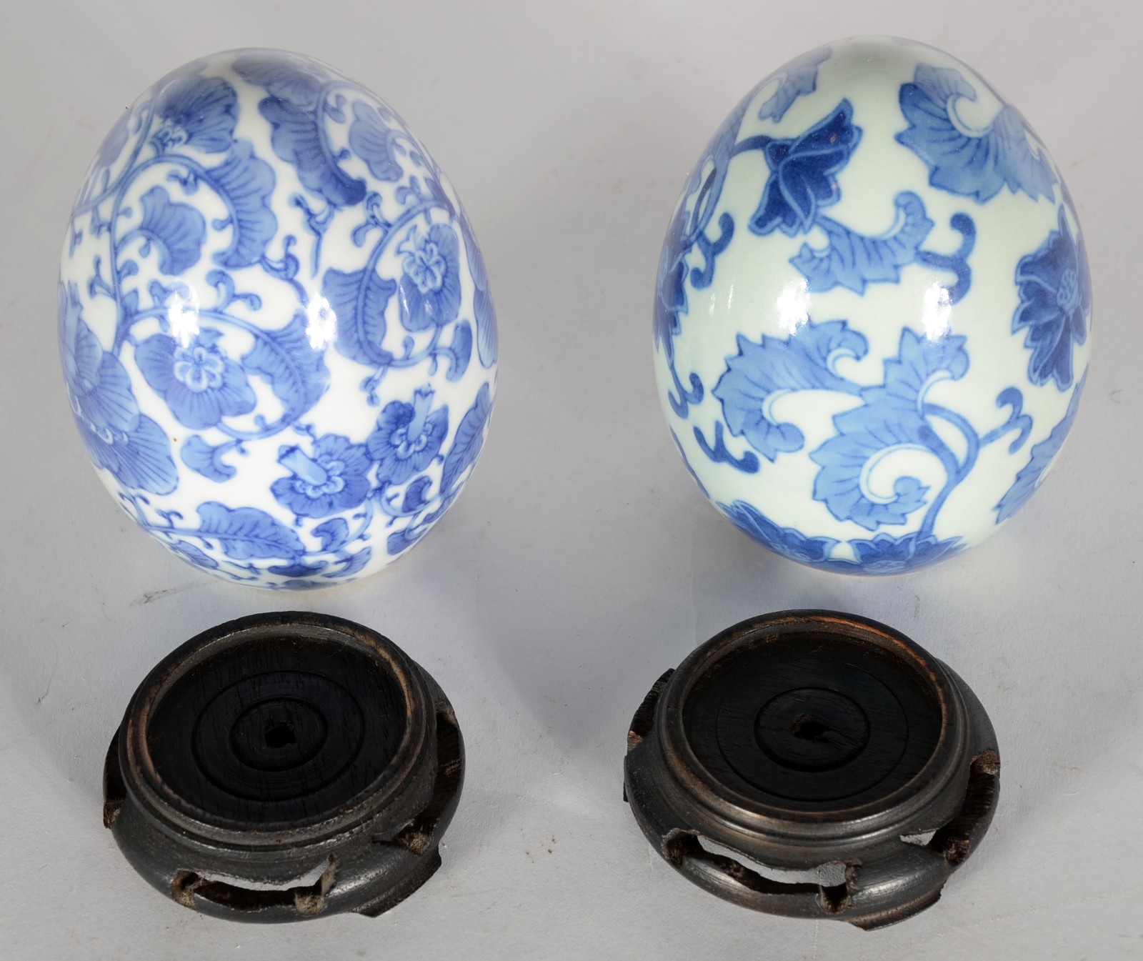 Par de pinhas de porcelana azul e branca, base de madeira. - foto 3 de 5